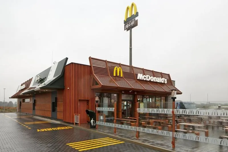 Historia pierwszego McDonald's w Polsce: zaskakujące fakty