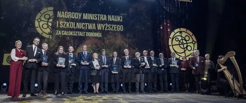 Ile wynosi nagroda ministra edukacji dla nauczyciela — aktualne stawki i warunki