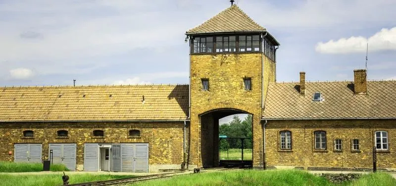 Jak się ubrać na wizytę w Auschwitz, by okazać szacunek i czuć się komfortowo