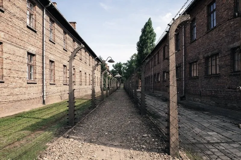 Jakie narodowości zginęły w Auschwitz i jaka jest prawda o ofiarach Holokaustu