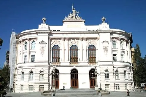 Jakie są koszty studiów zaocznych na Politechnice Warszawskiej? Sprawdź szczegóły!